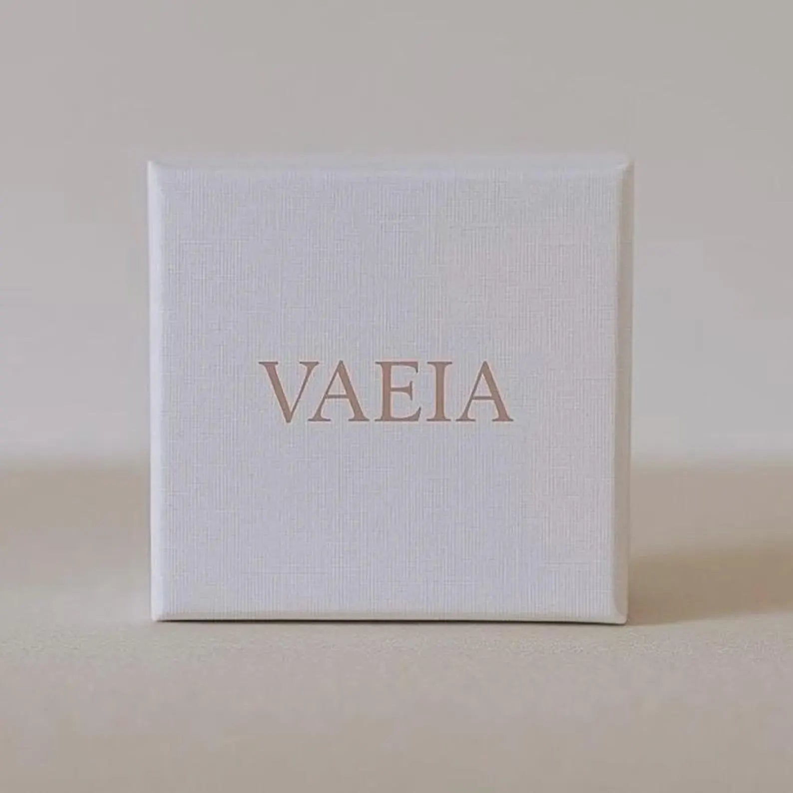 White box with 'VAEIA' branding on a beige background